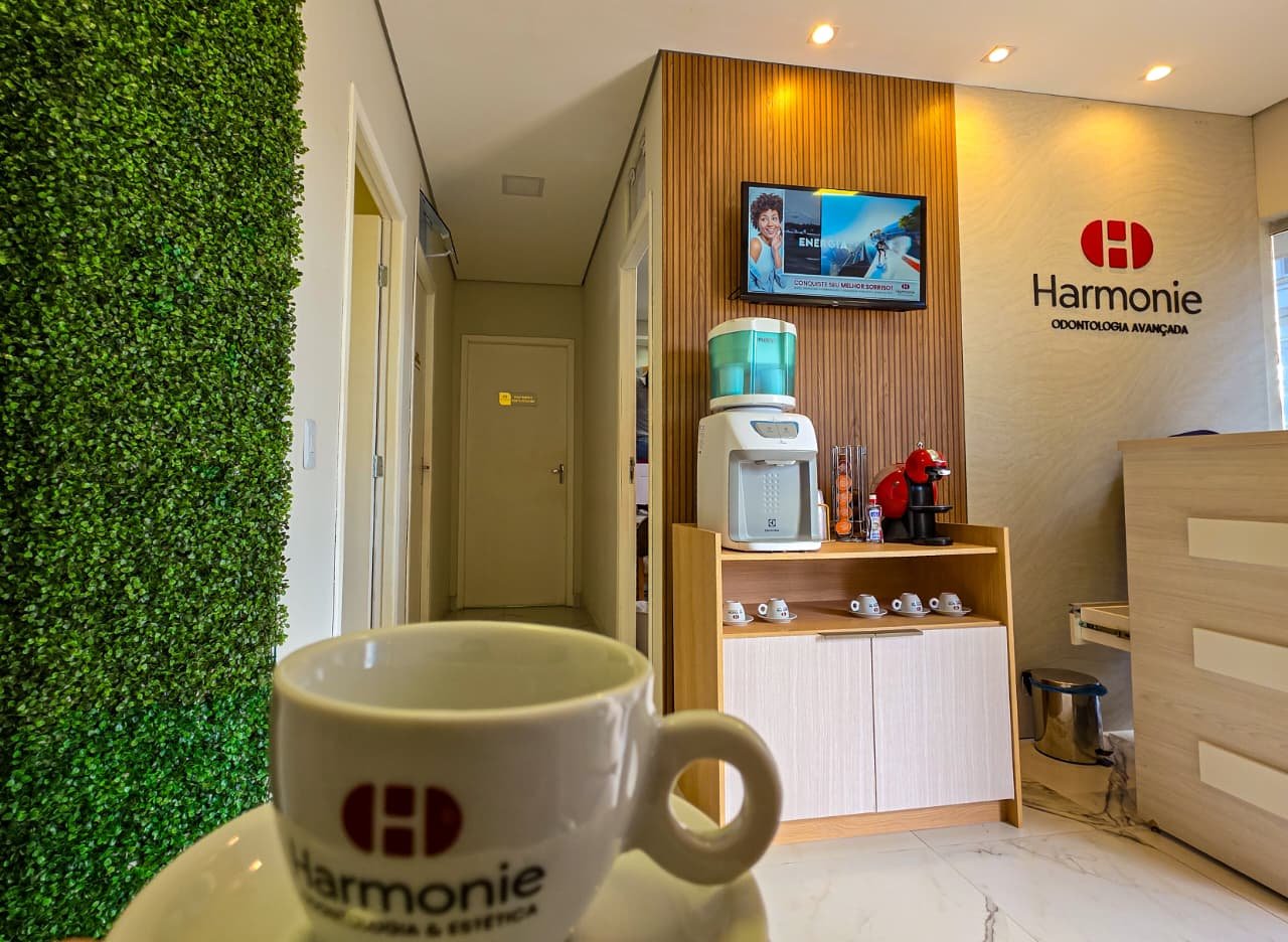 Café servido na recepção da Harmonie Odontologia