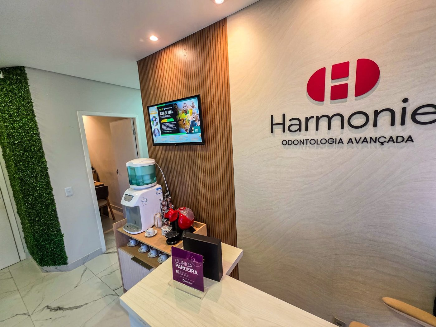 Interior da clínica Harmonie Odontologia Avançada em São José dos Pinhais